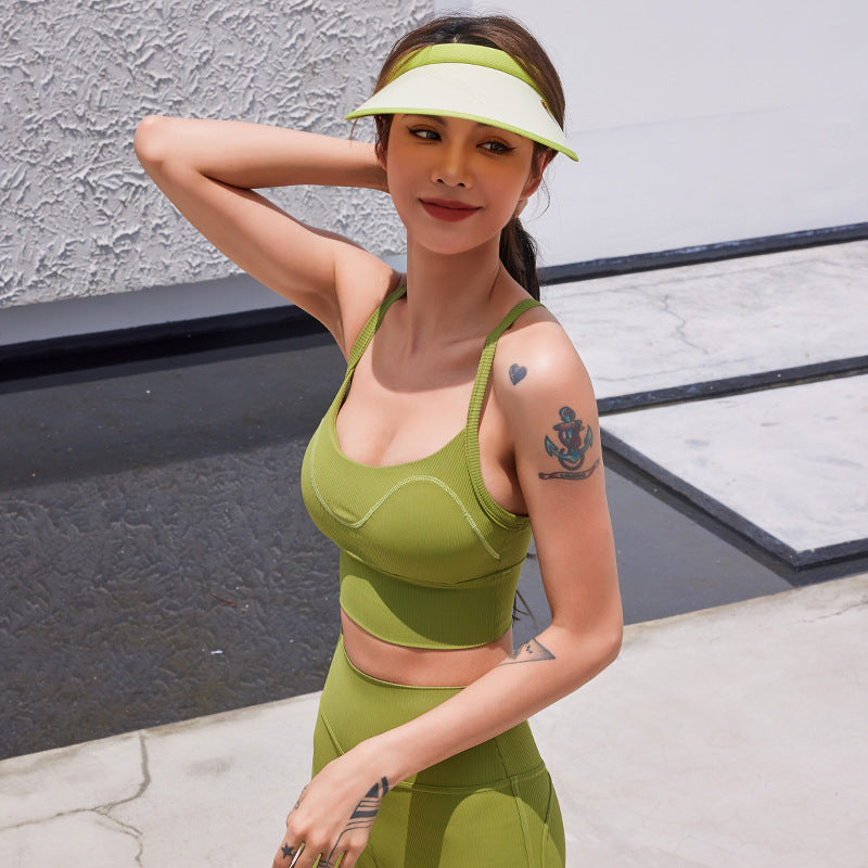 Dame Sporty Crop-Top med åndbart materiale og feminine detaljer Stilla