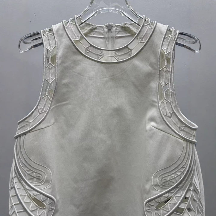 Dame ærmeløs top med kunstnerisk broderedesign og elegante detaljer Stilla