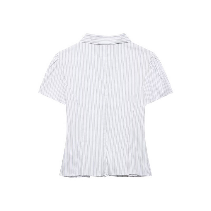 Dame kortærmet bluse med feminine flæser og fine striber Skovae