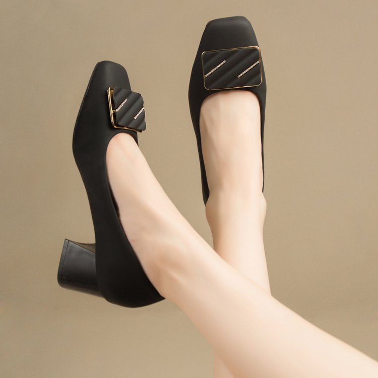 Dame elegante pumps med kvadratisk tå og moderne spænde Stilla