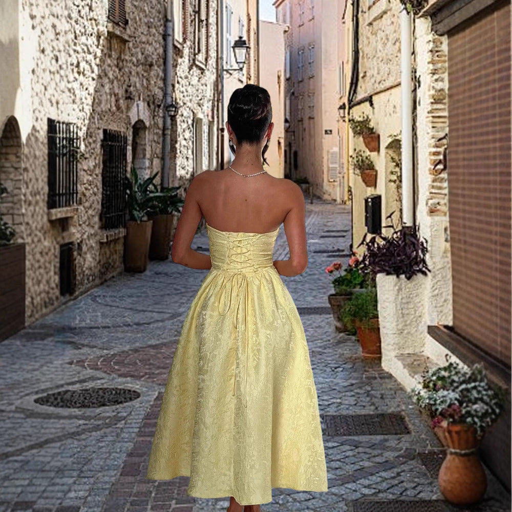 Damer cocktailkjole med elegant bustier top og flagrende nederdel