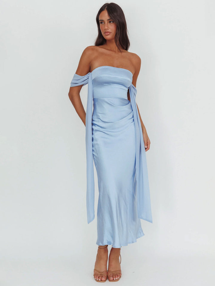 Kvindernes aftenkjole med off-the-shoulder design og flydende satinSkovae