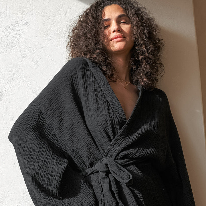 Dame Kimono-Kjole med elegante Flæsedetaljer Stilla
