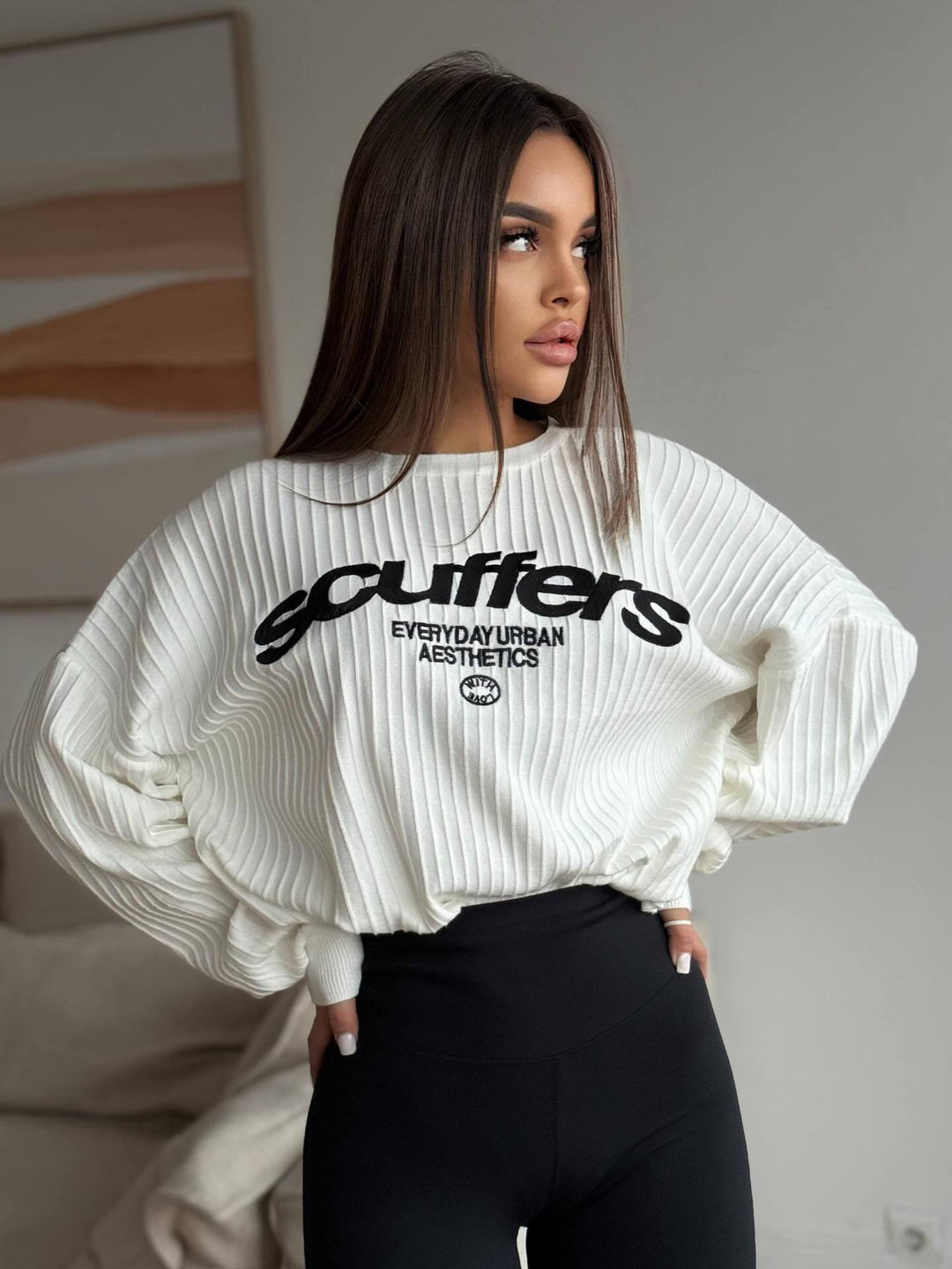 Kvinders sweatshirt med stilfuld skrift og trendy ribbet tekstur Stilla