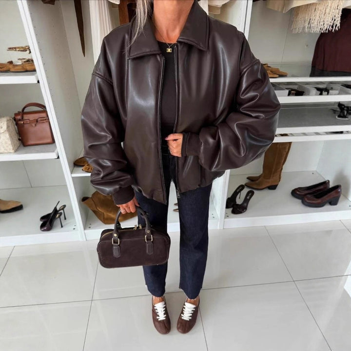 Kvinders fashionable oversized læderjakke med dyb krave og lynlås Stilla