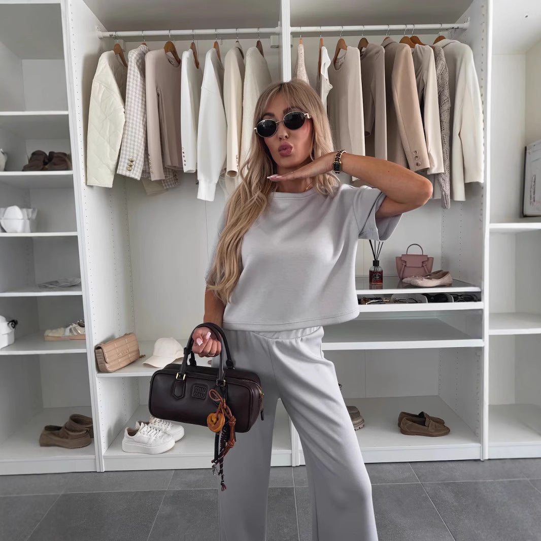 Kvinders loungedragt lavet af cropped top og bredskårne bukser