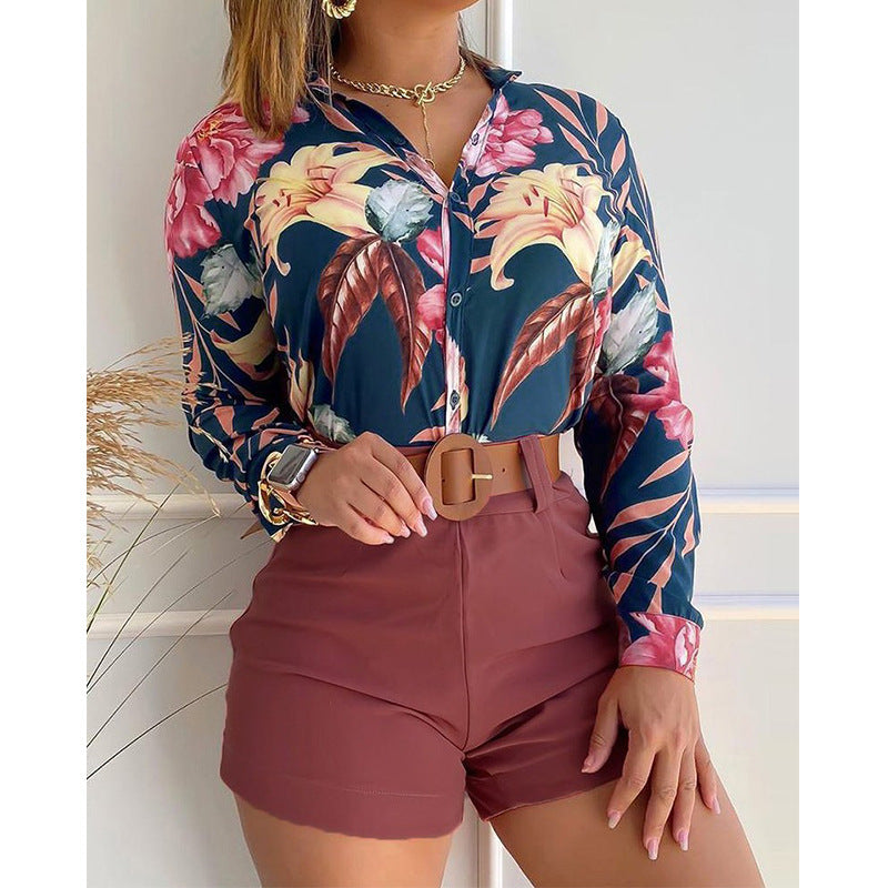Damebluse med blomsterdesign og elegant snit Stilla