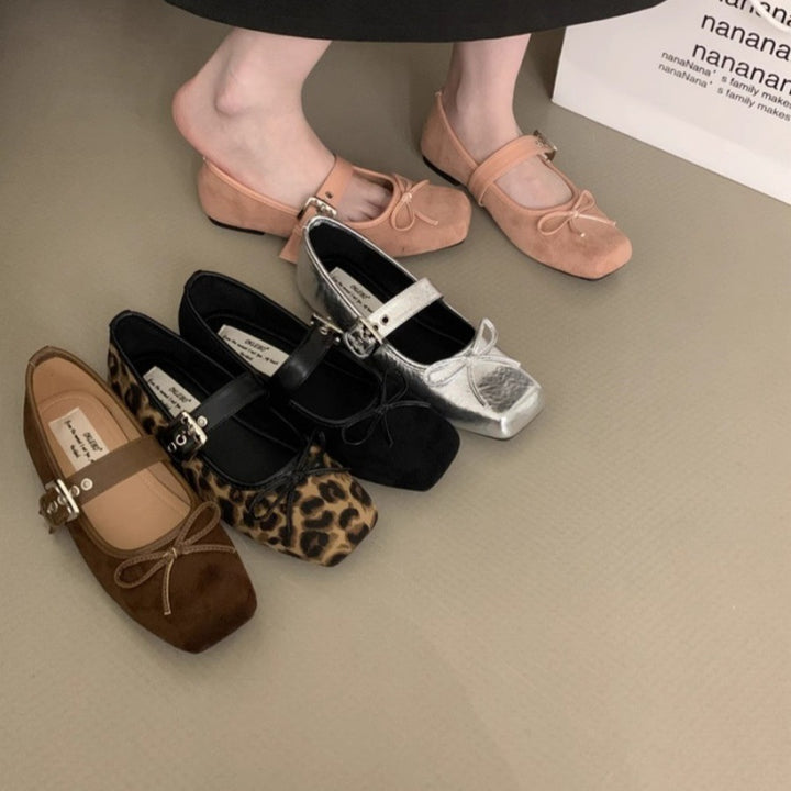 Dame ballerinas med justerbar rem og moderne sløjfedetalje Stilla