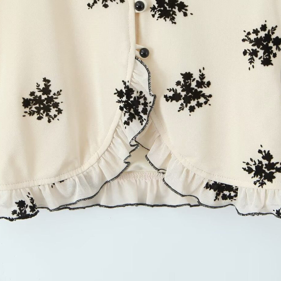 Damebluse med blomstret design og flæsedetaljer Stilla