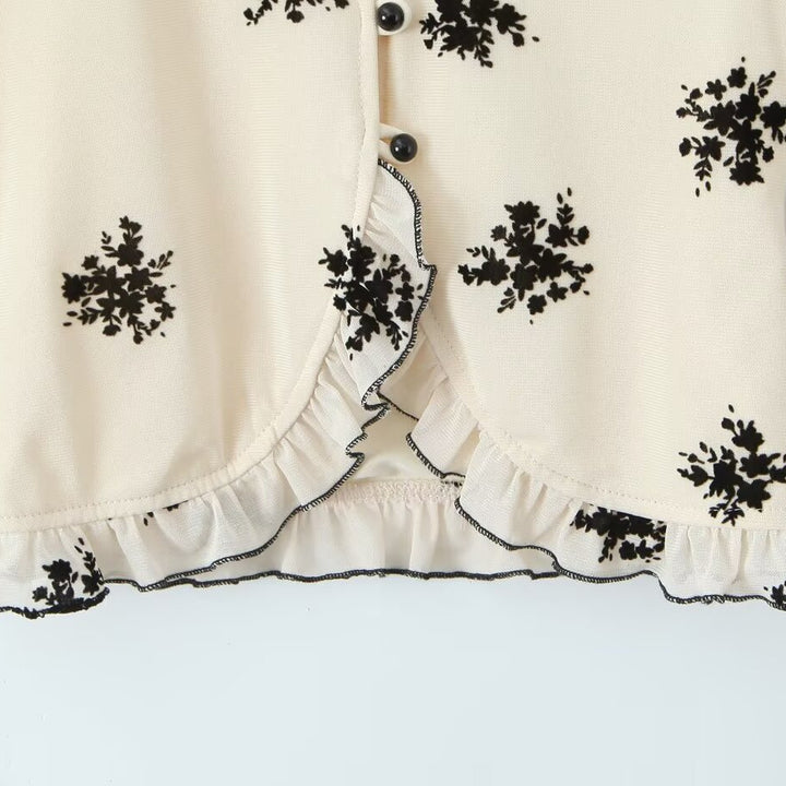 Damebluse med blomstret design og flæsedetaljer Stilla