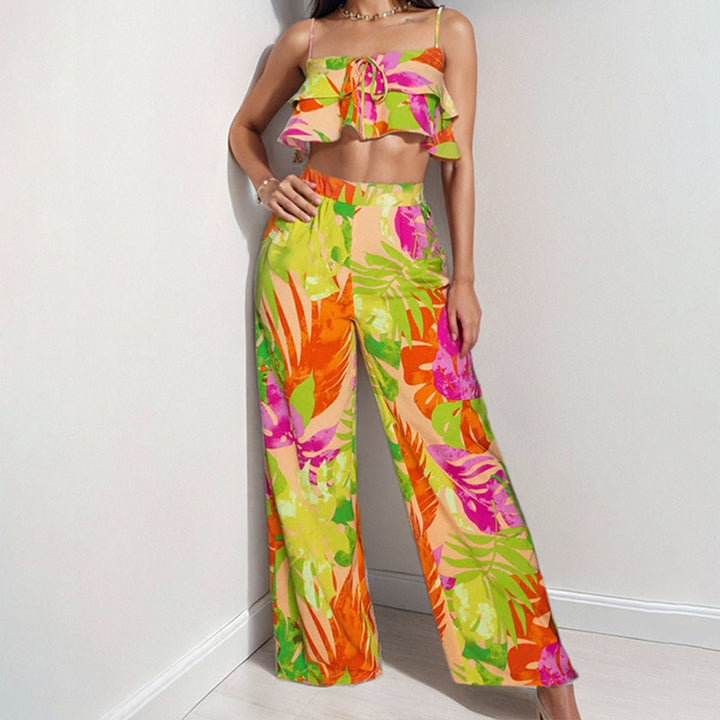 Dame to-delt sommeroutfit med ruffle-bluse og vide bukser Stilla