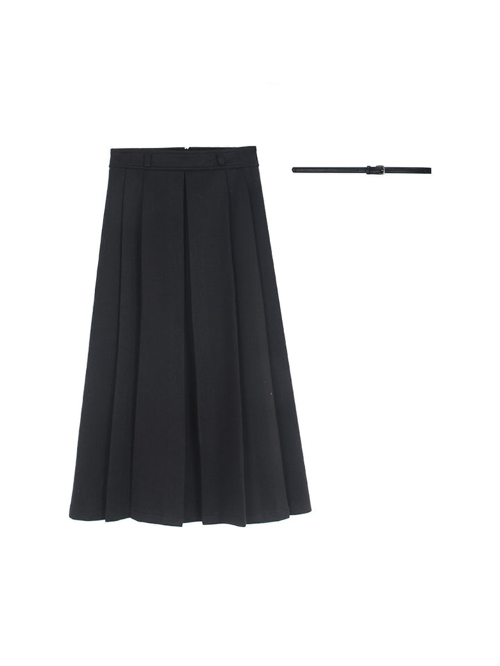 Dame elegant og svingende midirus med folder og matchende bælte Stilla