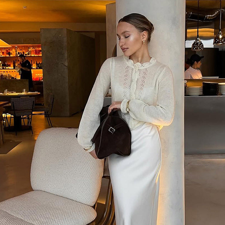Dame stilfuld strikkebluse med elegante flæsedetaljer Stilla