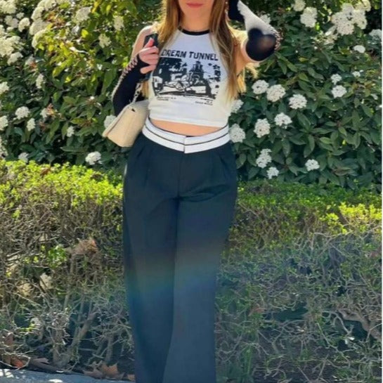 Dame Crop-top med kreativ grafiktryk og sporty design Skovae