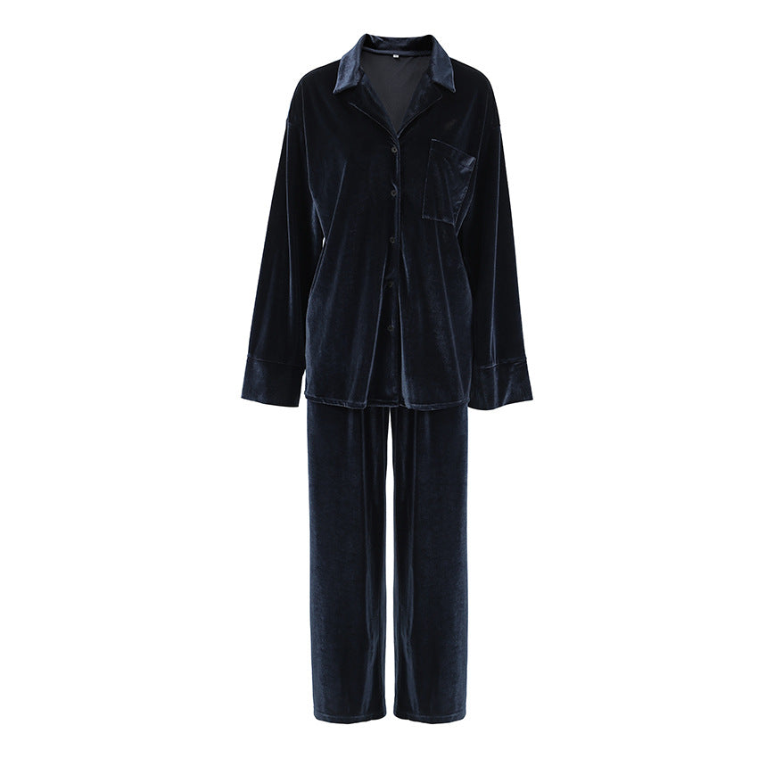 Dame elegant pyjamasæt lavet af luksuriøst fløjlstof med moderne knapdetaljer Stilla