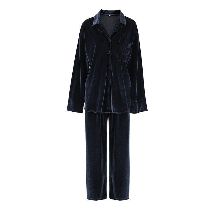 Dame elegant pyjamasæt lavet af luksuriøst fløjlstof med moderne knapdetaljer Stilla
