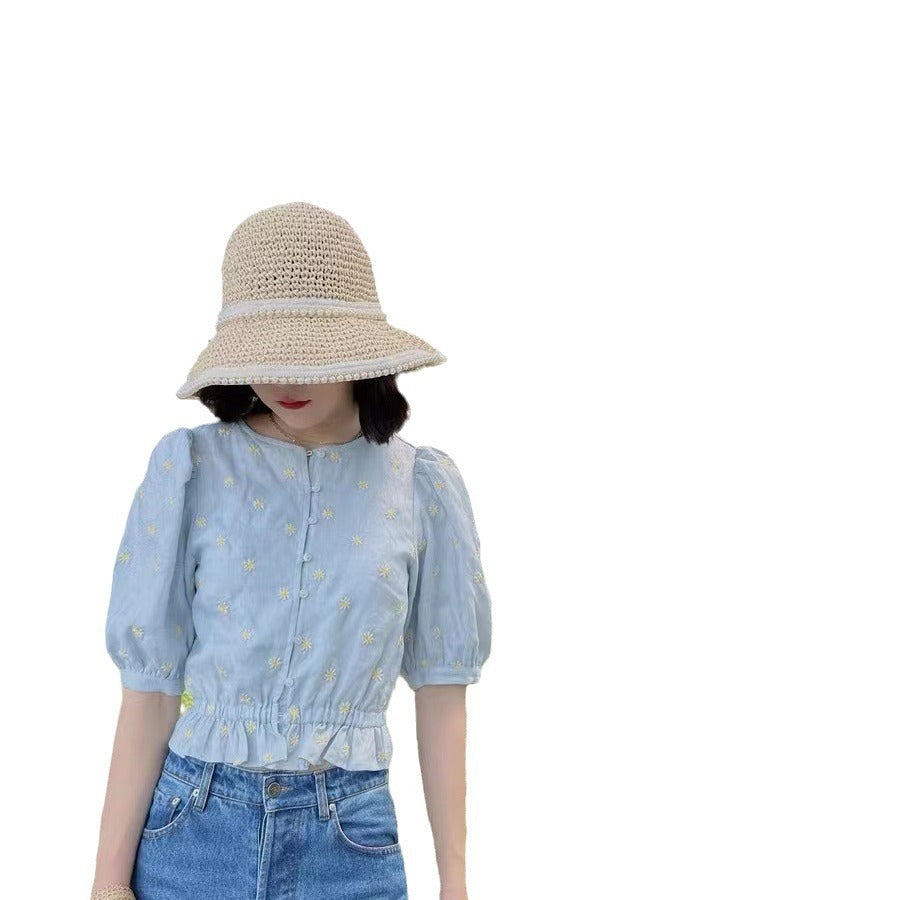 Damebluse med florale broderier og flæsedetaljer Stilla