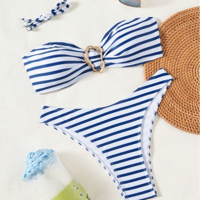 Dame bandeau bikini med moderne striber og elegant ringdetalje Skovae