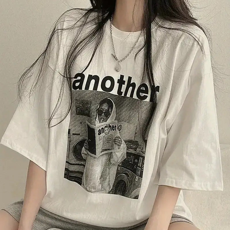 Dame T-shirt med kunstnerisk grafiktryk og moderne snit Stilla