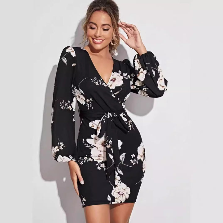 Dame indpakning mini med blomstret design og lange ærmer Stilla