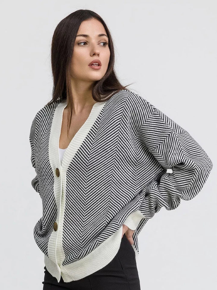 Kvinders fashionable strikket cardigan i chevron mønster med elegant knaplukning Stilla