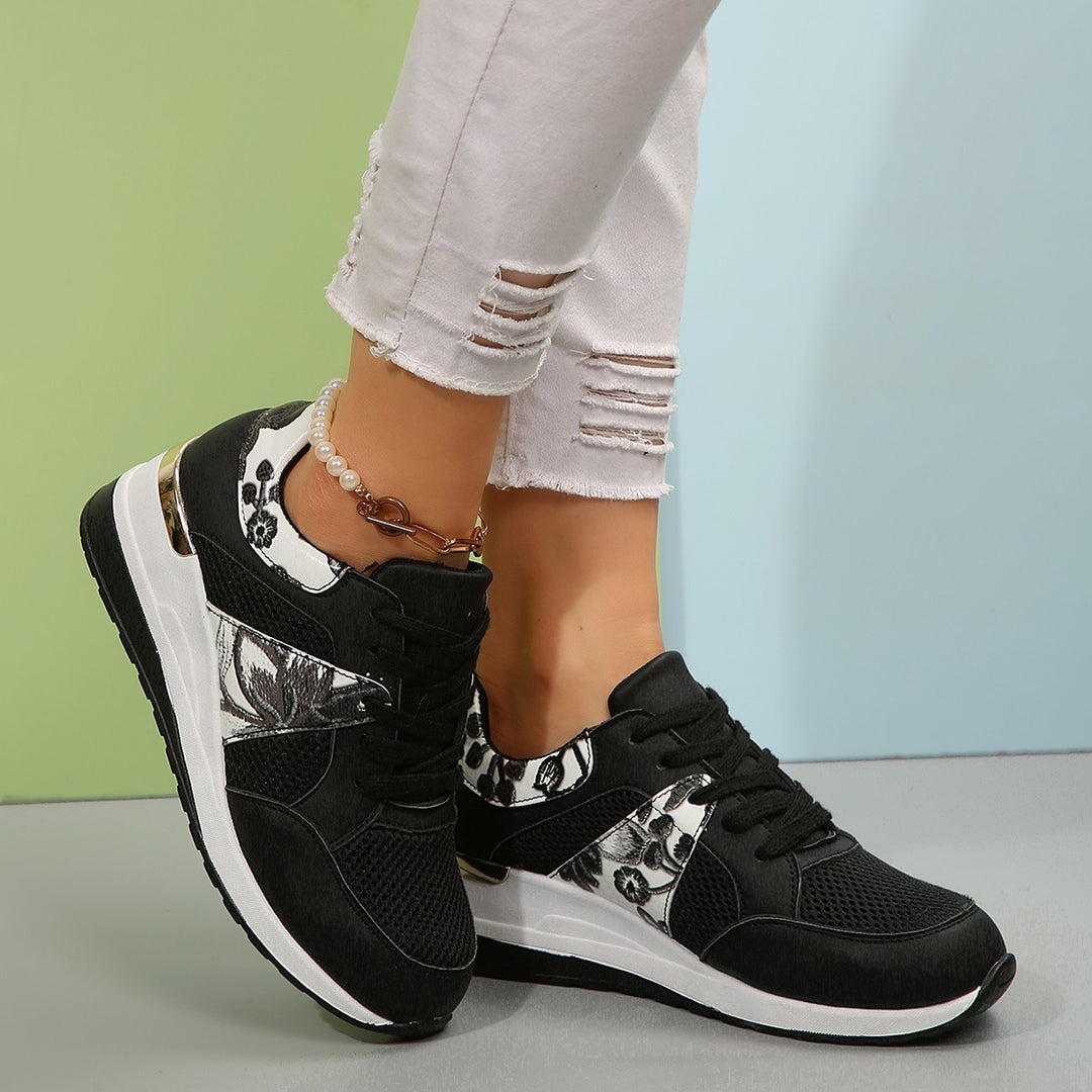 Dame Sneakers med luftig mesh-overflade og elegante florale accenter Stilla