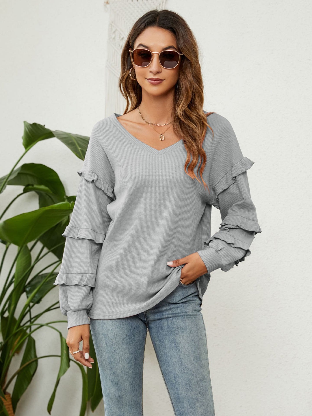 Dame V-hals pullover med rufflelementer og løs pasform Stilla