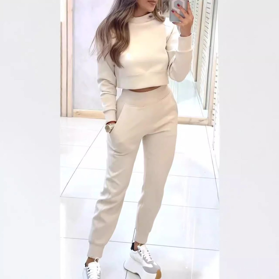 Kvinders sporty sæt lavet af hyggeligt bomuldsstof med stilfuld cropped top og elastisk taljebånd Stilla