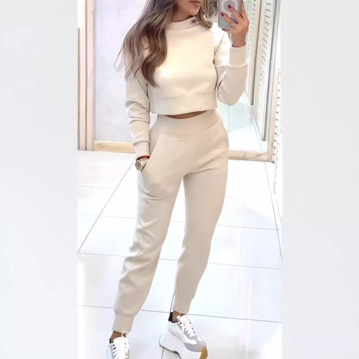 Kvinders sporty sæt lavet af hyggeligt bomuldsstof med stilfuld cropped top og elastisk taljebånd Stilla