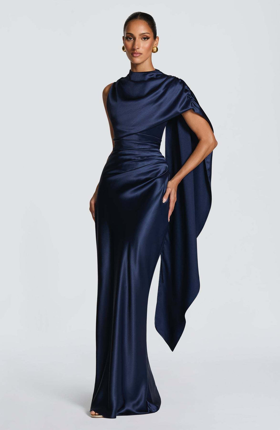 Kvinders elegante maxi kjole med asymmetrisk top og flydende satin