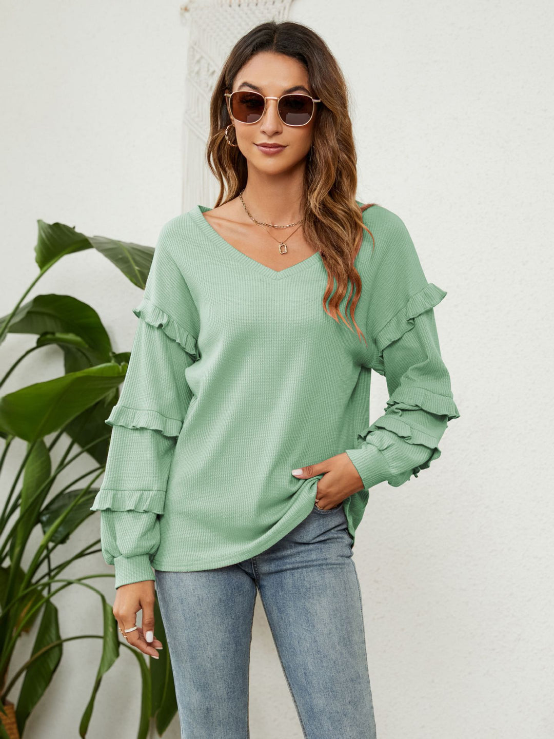 Dame V-hals pullover med rufflelementer og løs pasform Stilla