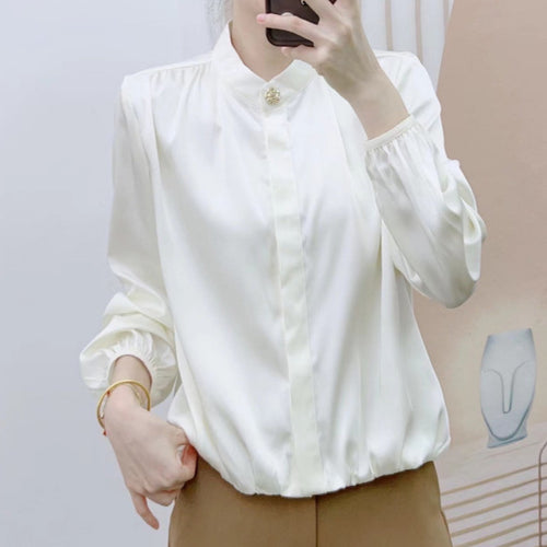 Damebluse med høj krave og elegante flæsedetaljer Stilla