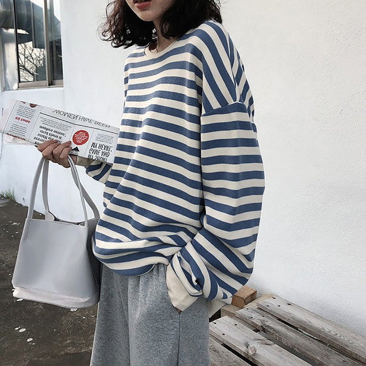 Kvinders stribede sweatshirt med en løs pasform og afslappede ærmer
