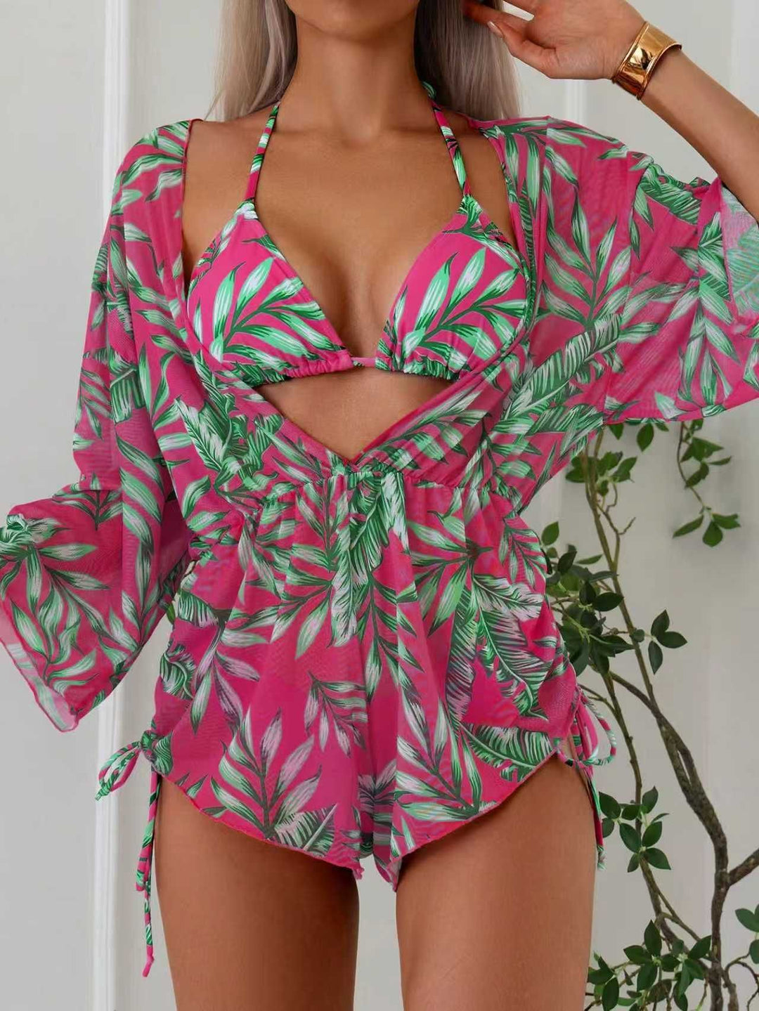 Dame swimsuit with elegant V-neckline and playful palm print Skovae