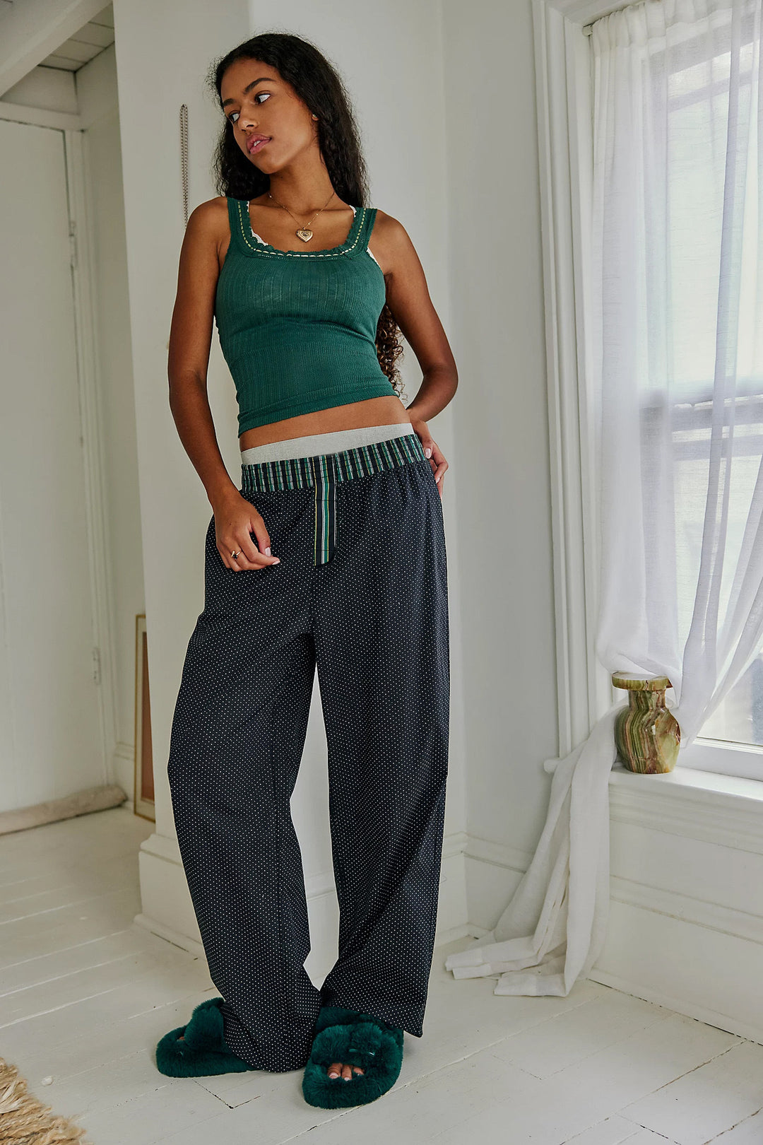 Dame fritids-pyjamasæt med moderne ternet design og løs pasform Stilla