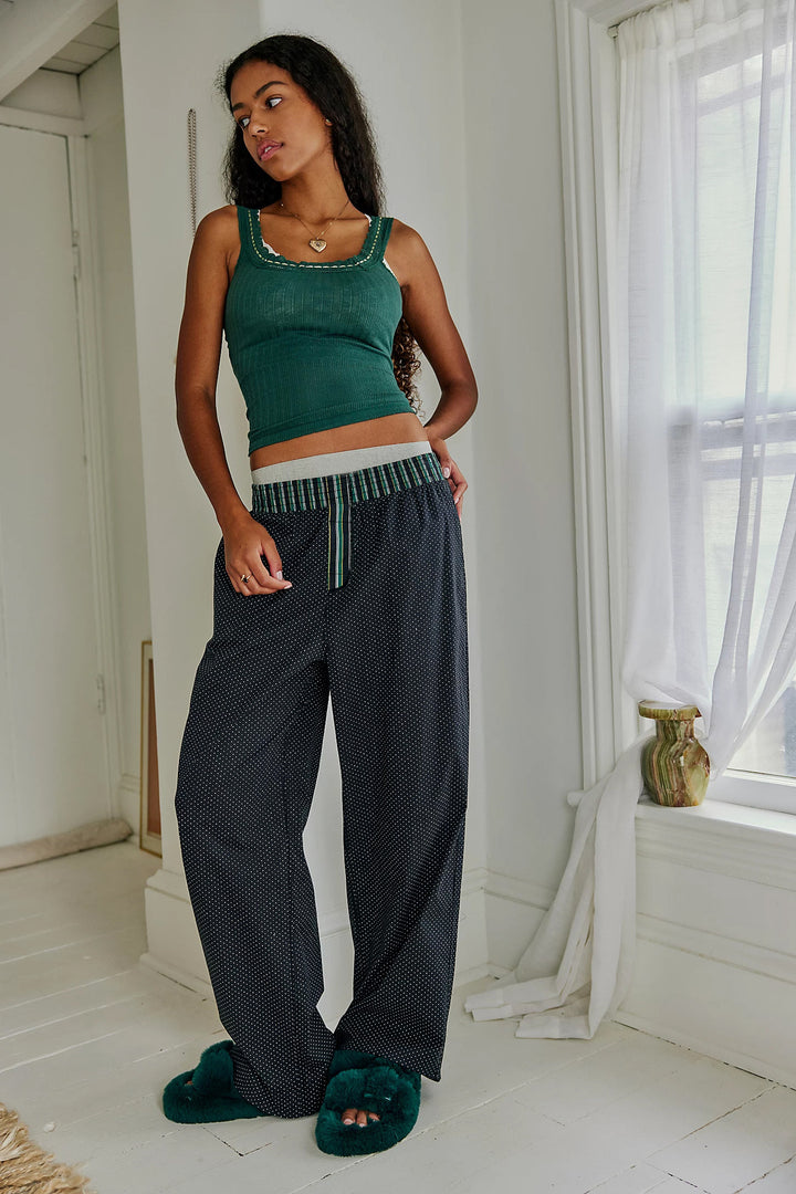 Dame fritids-pyjamasæt med moderne ternet design og løs pasform Stilla