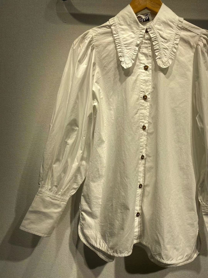 Damebluse med voluminøse puffærmer og dekorative flæsedetaljer Stilla