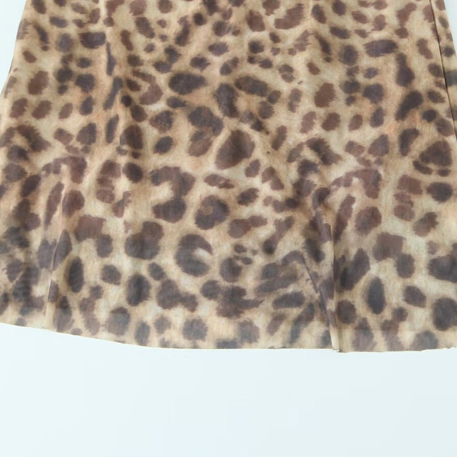 Dame slipdress i leopardmønster med fint snit og dyb V-udskæring Stilla