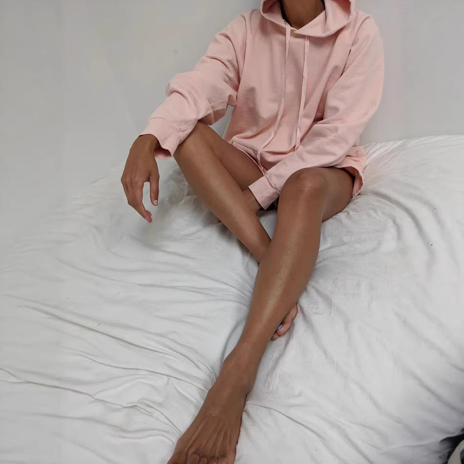 Dame casual hoodie og shorts sæt lavet af blødt bomuldsblanding med praktiske lommer Skovae