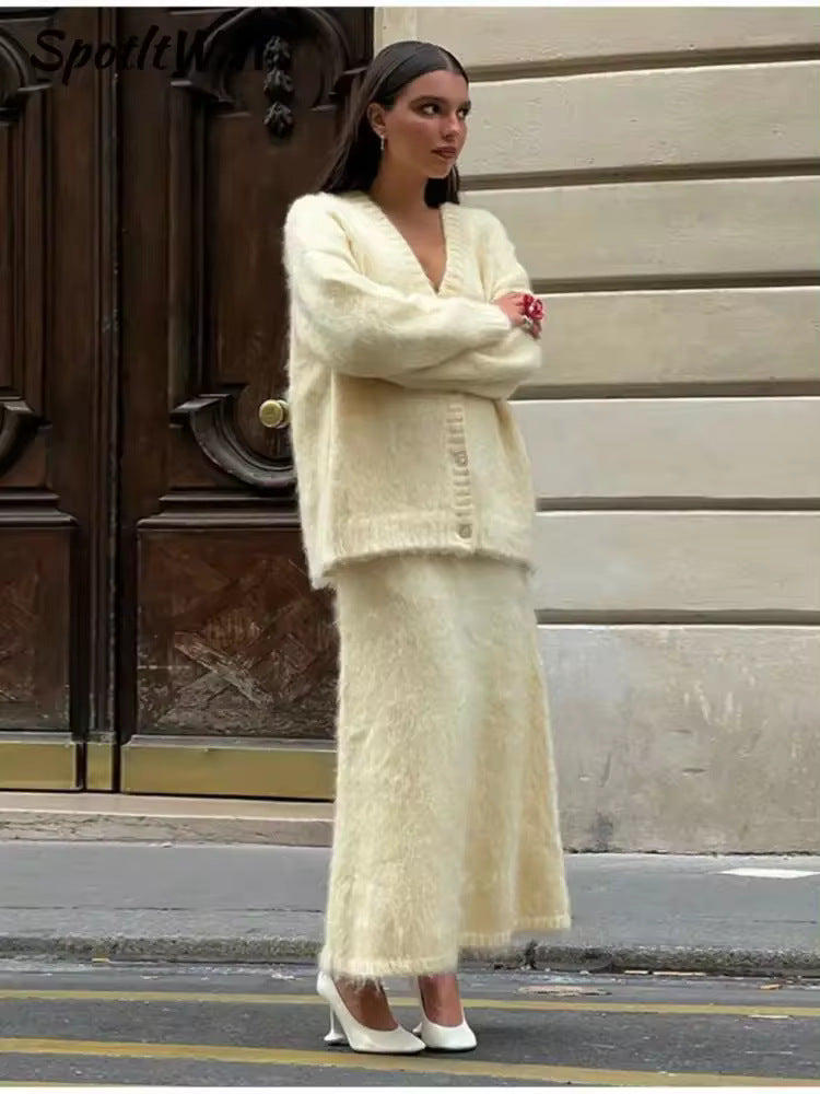 Damers elegant cardigan og nederdel af Stilla