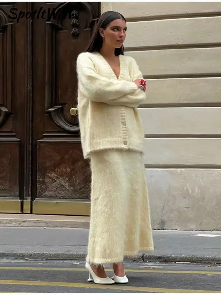 Damers elegant cardigan og nederdel af Stilla