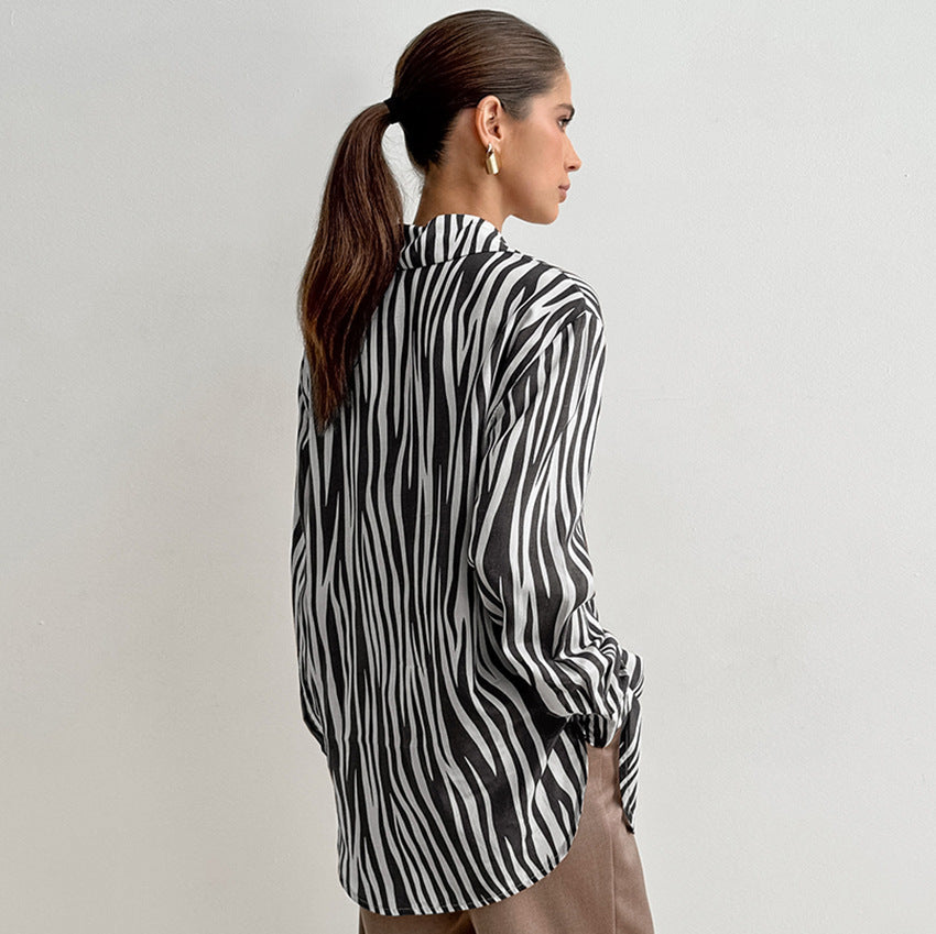 Damebluse med zebra-print og moderne snit Stilla