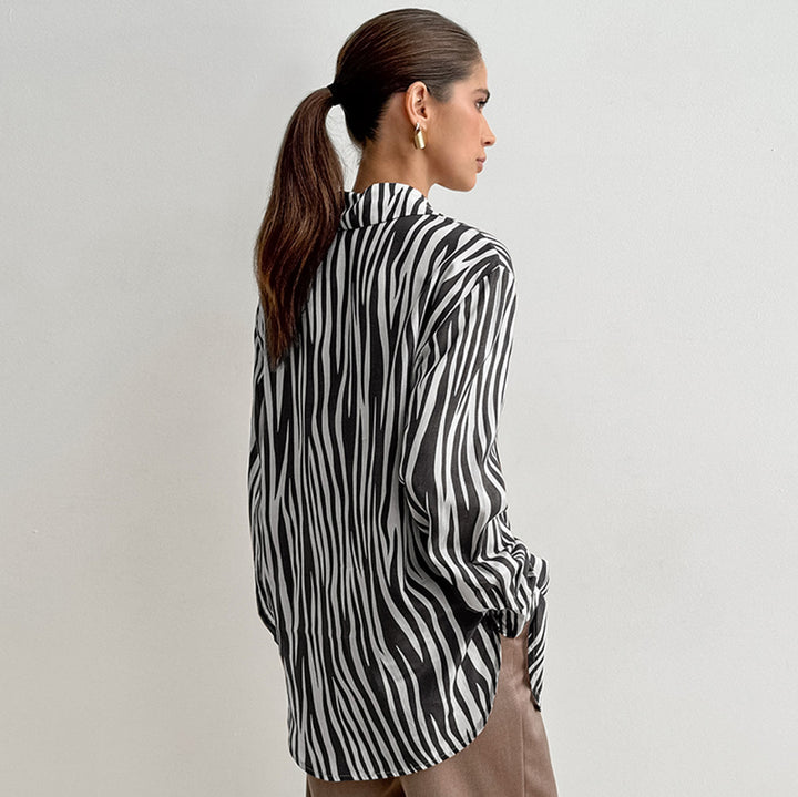 Damebluse med zebra-print og moderne snit Stilla