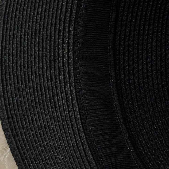 Dame Elegant Solhat med Fin Tyllkant og Stilfuld Perleudsmykning Skovae