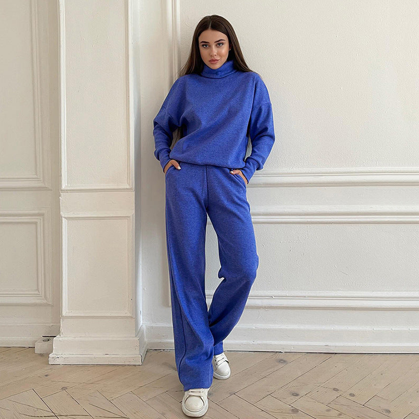 Dame sæt bestående af afslappet sweater med høj krave og komfortable bukser Stilla