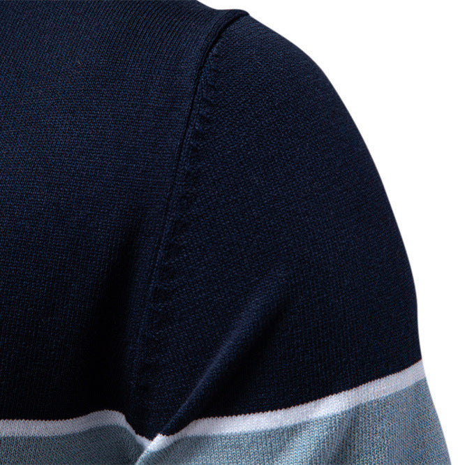 Herren nan modernes kortærmet poloshirt i finstrik med åben reverskrave og horisontal kontrastpas Skovae