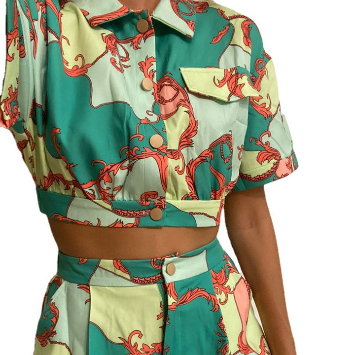 Dame sæt med kortærmet bluse og højtaljede shorts i trendy design Skovae