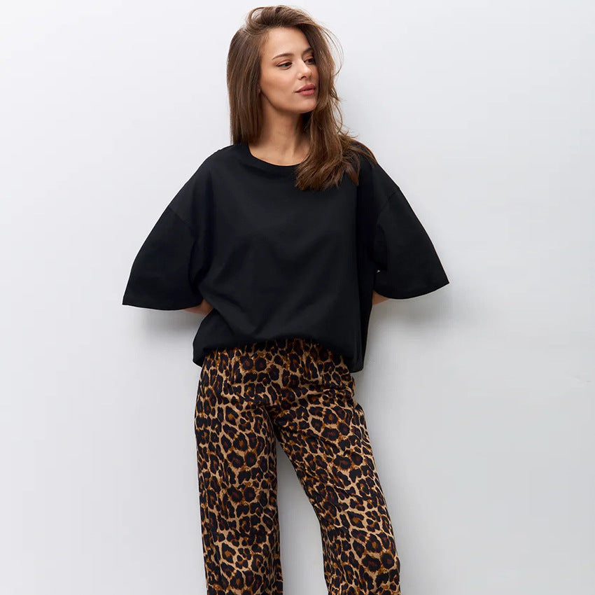 Damekombination af oversized T-shirt og brede leopardprint-bukser Stilla