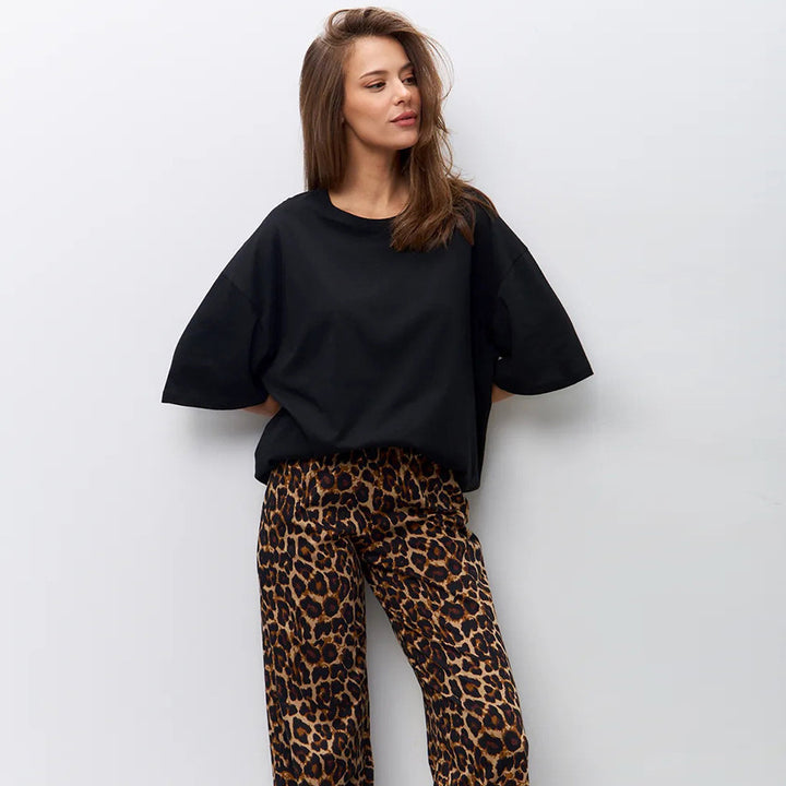 Damekombination af oversized T-shirt og brede leopardprint-bukser Stilla