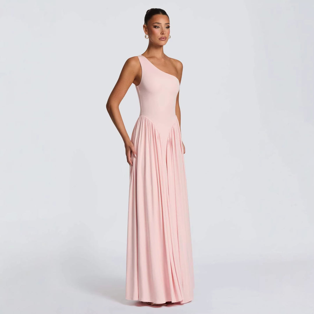 Kvindelige elegante asymmetrisk maxi kjoler med flydende nederdel og fine draperingsdetaljer Skovae